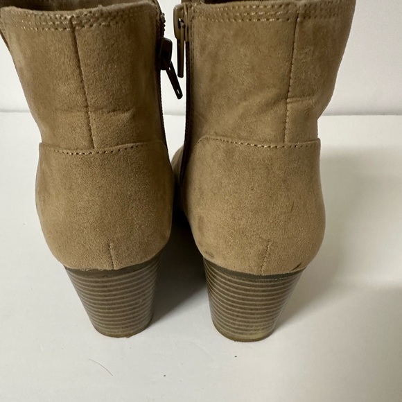 Apt. 9 Tan Ankle Suede Booties Size 7.5 - Picture 4 of 5